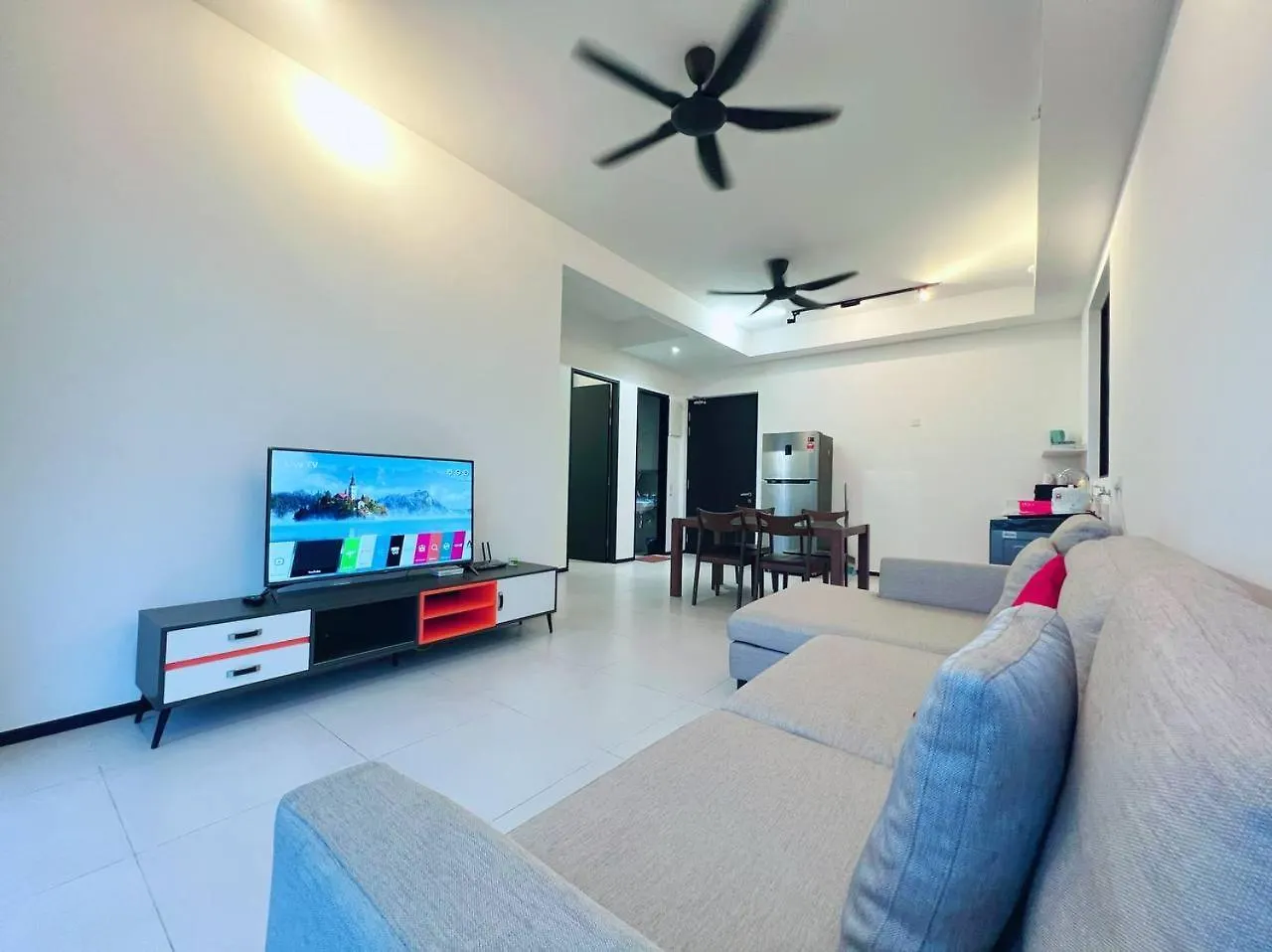 Modern 2 Bedroom Urban Suite By Uptrend Home Management Jelutong