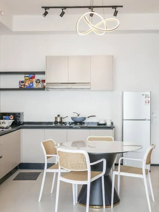 Jelutong Modern 2 Bedroom Urban Suite By Uptrend Home Management דירה